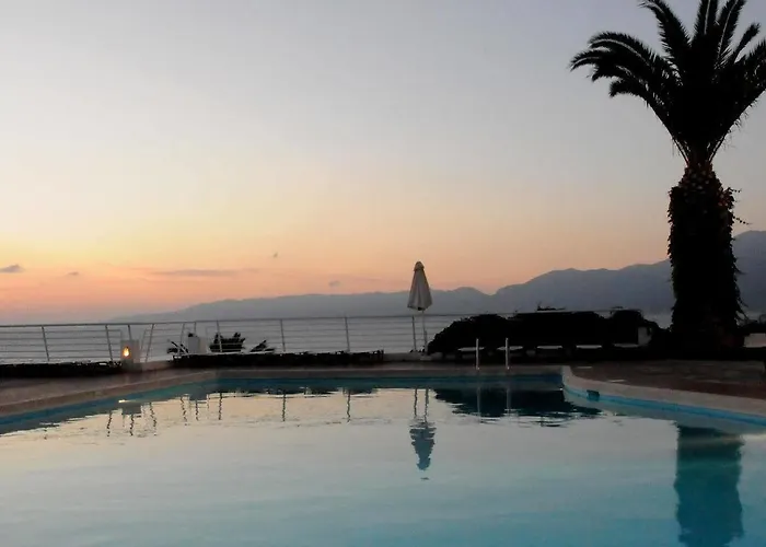 Ξενοδοχείο Village &